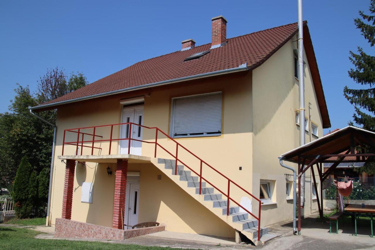 דירות Szolad Grosses Ferienhaus Plattensee Balaton - Nyaralo Haz 6 Szobaval, 5 Fuerdoszobaval, 3000 Nm מראה חיצוני תמונה