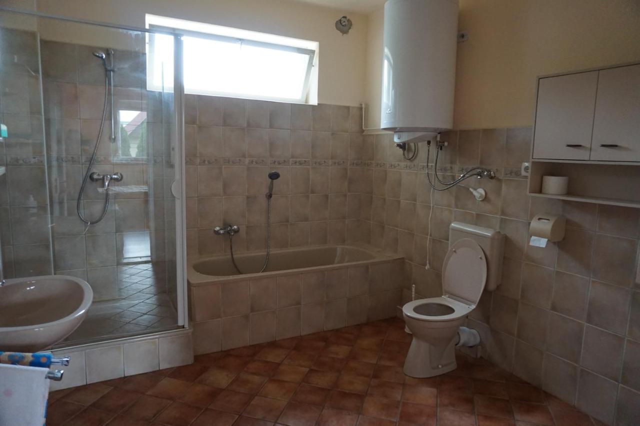 דירות Szolad Grosses Ferienhaus Plattensee Balaton - Nyaralo Haz 6 Szobaval, 5 Fuerdoszobaval, 3000 Nm מראה חיצוני תמונה
