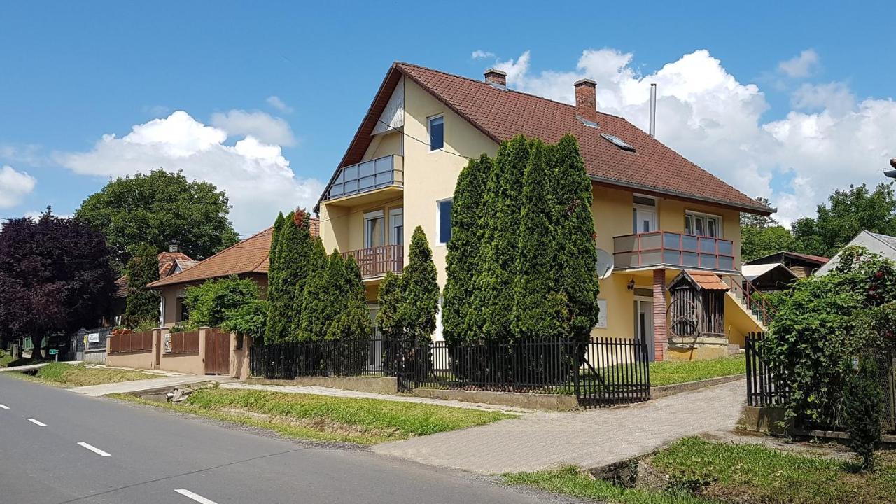 דירות Szolad Grosses Ferienhaus Plattensee Balaton - Nyaralo Haz 6 Szobaval, 5 Fuerdoszobaval, 3000 Nm מראה חיצוני תמונה