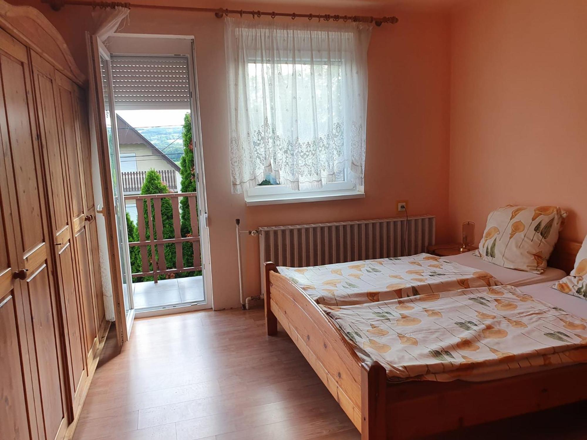דירות Szolad Grosses Ferienhaus Plattensee Balaton - Nyaralo Haz 6 Szobaval, 5 Fuerdoszobaval, 3000 Nm מראה חיצוני תמונה